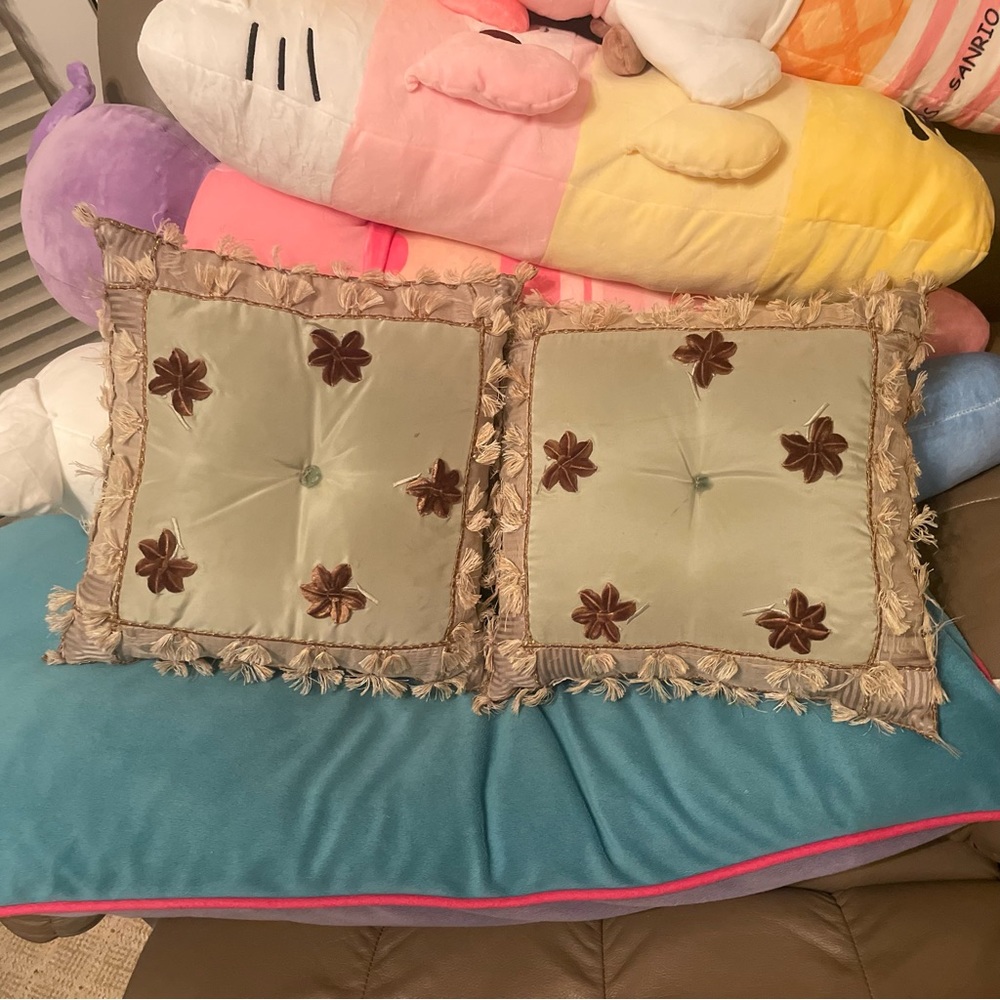 SET OF TWO THROW PILLOWS